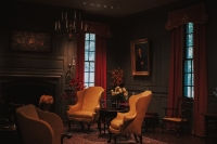 Waarom diepe kleuren het interieur van 2026 domineren