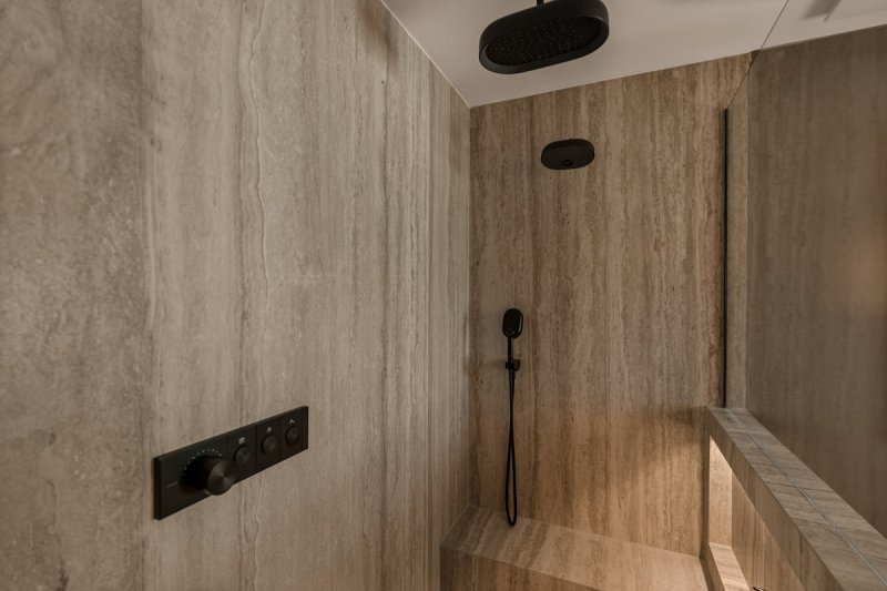 Zo verwerk je travertijn in een modern interieur